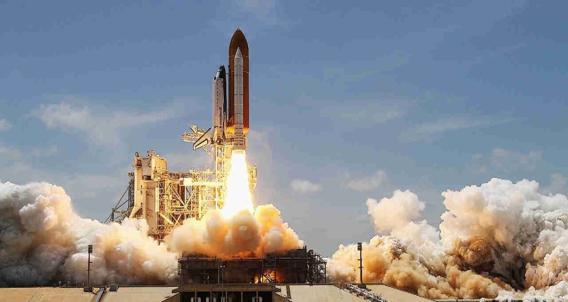 Ibovespa avança acima de 1% e atinge novos recordes com expectativas de redução da Selic em março; dólar recua para R$ 5,25.