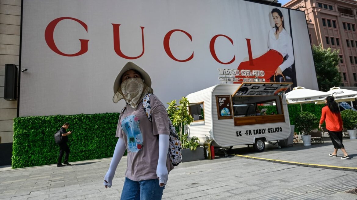 Inflação do consumidor na China sobe menos do que o esperado em janeiro, enquanto a deflação nos preços dos produtores persiste.