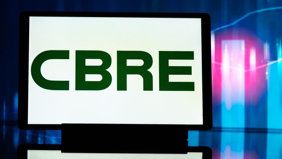 Josh Brown adquire CBRE após temores de desestabilização pela IA provocarem forte queda nas ações.