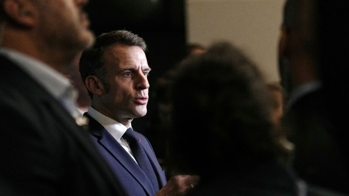 Macron da França afirma que decisão judicial sobre tarifas nos EUA evidencia freios ao poder.
