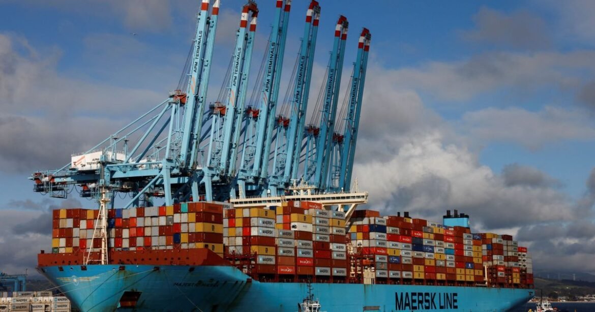 Maersk altera rotas pelo Suez para Cabo devido a restrições no Mar Vermelho.