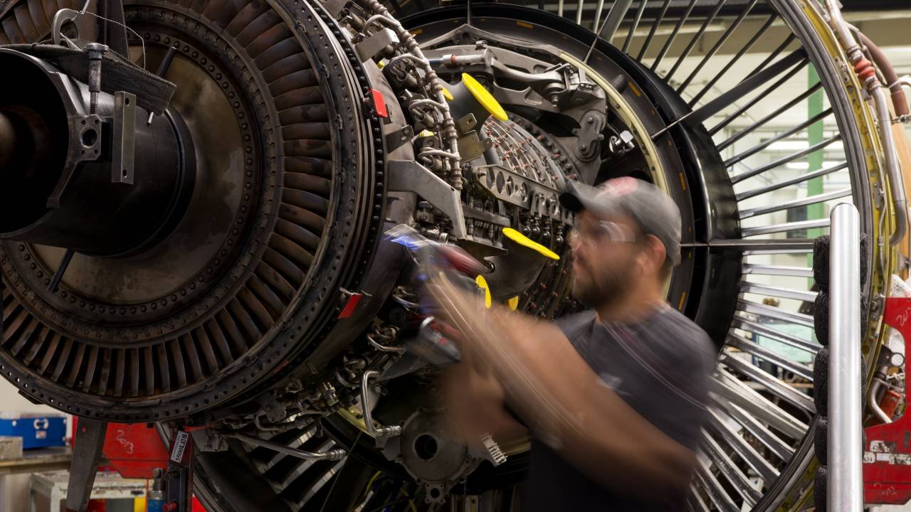 Turbina de avião em manutenção na GE Celma