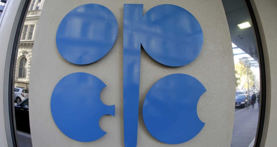 Opep+ concorda em manter produção de petróleo estável, afirmam fontes.