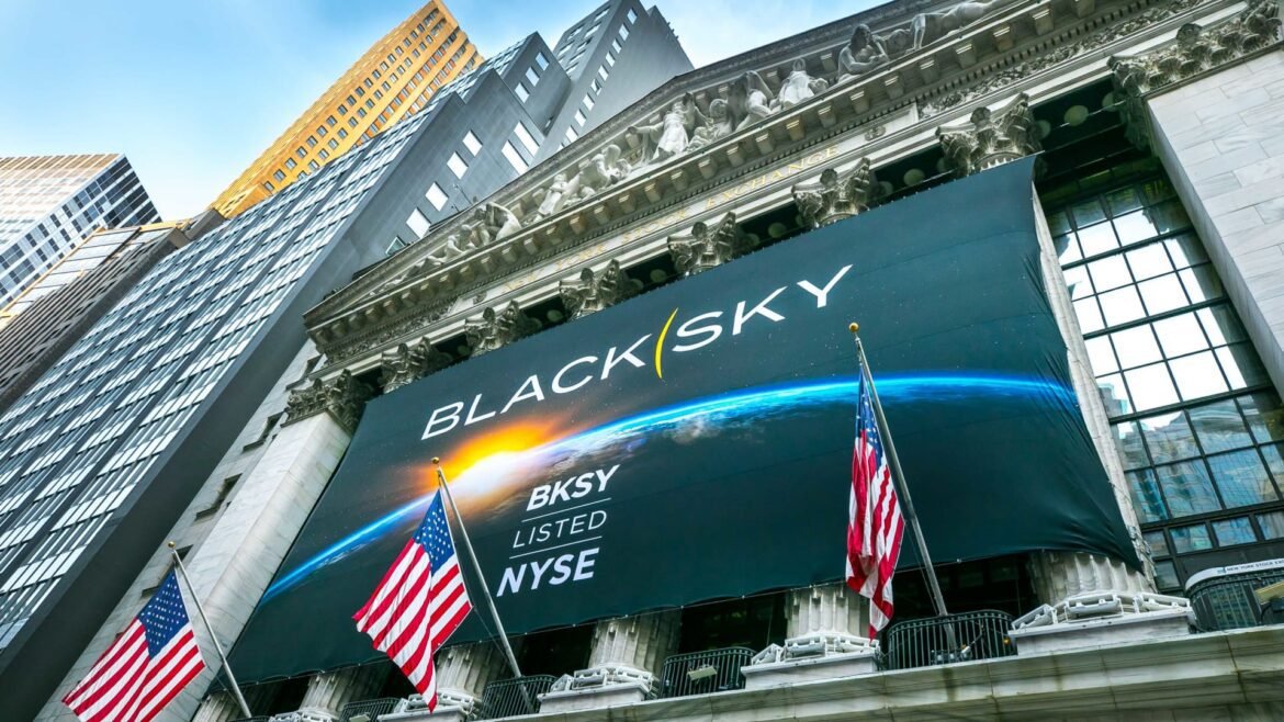Oppenheimer prevê que o mercado global de drones alcançará US$ 400 bilhões em uma década. Como investir nesse setor?