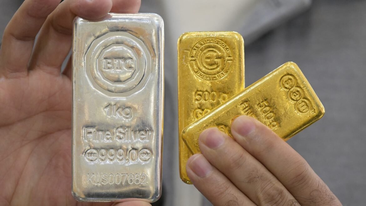 Ouro e prata continuam a queda após desvalorização histórica — metal amarelo despenca 5%