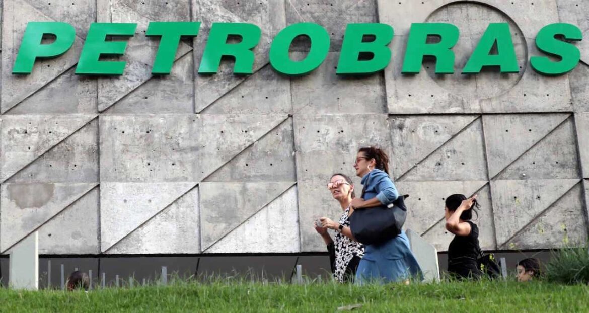 Petrobras (PETR4) tem 20 dias para quitar multa de R$ 2,5 milhões devido a vazamento.