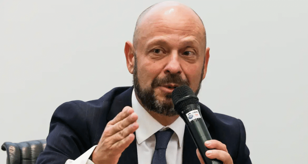 Presidente do INSS rejeita encontro com Vorcaro e aponta irregularidades no contrato com a Master.