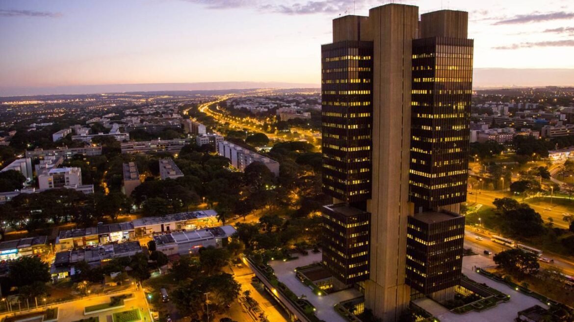 Quase 50% dos brasileiros acreditam que a economia está em piora, aponta pesquisa.