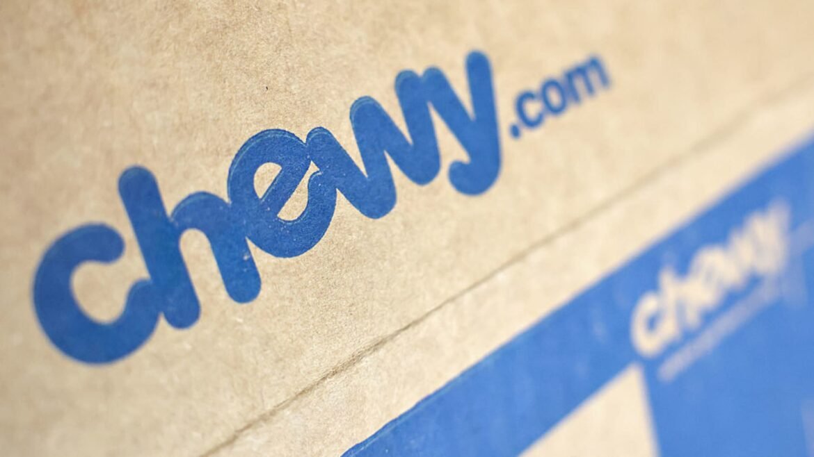 Raymond James adota perspectiva otimista sobre a Chewy após forte queda, apontando consumidor robusto como motor de crescimento.