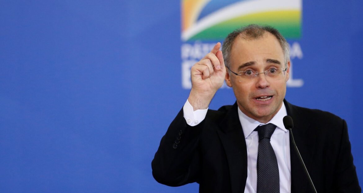 Relatoria no STF é transferida para André Mendonça, conhecido por sua postura firme e envolvimento no caso do INSS.