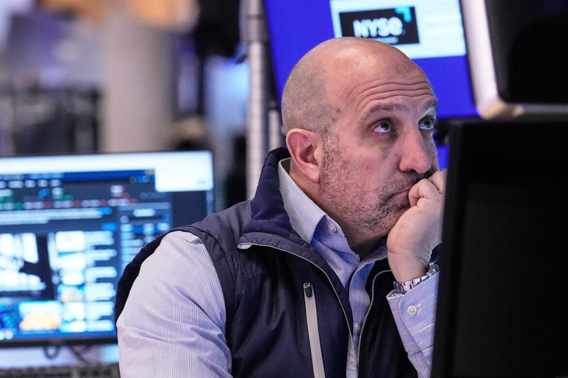 S&P 500 e Nasdaq recuam com queda de 5% nas ações da Nvidia, mesmo após resultados excepcionais.
