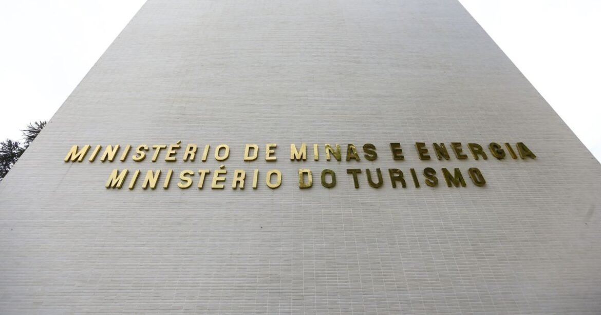 Silveira nomeia Gustavo Ataíde como novo secretário-executivo do MME.