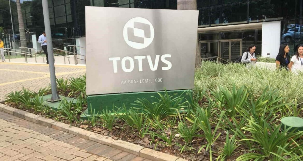 Totvs (TOTS3) registra lucro de R$ 273 milhões no 4T25, crescimento de 44% em relação ao ano anterior.