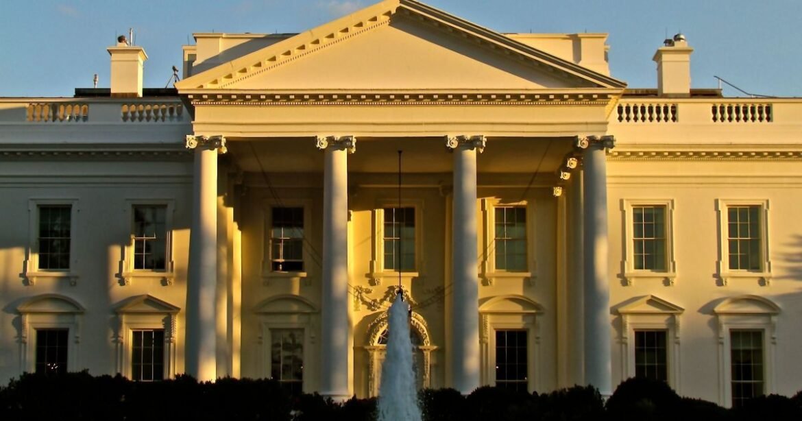 Trump busca aumentar nova tarifa para 15%, afirma autoridade.