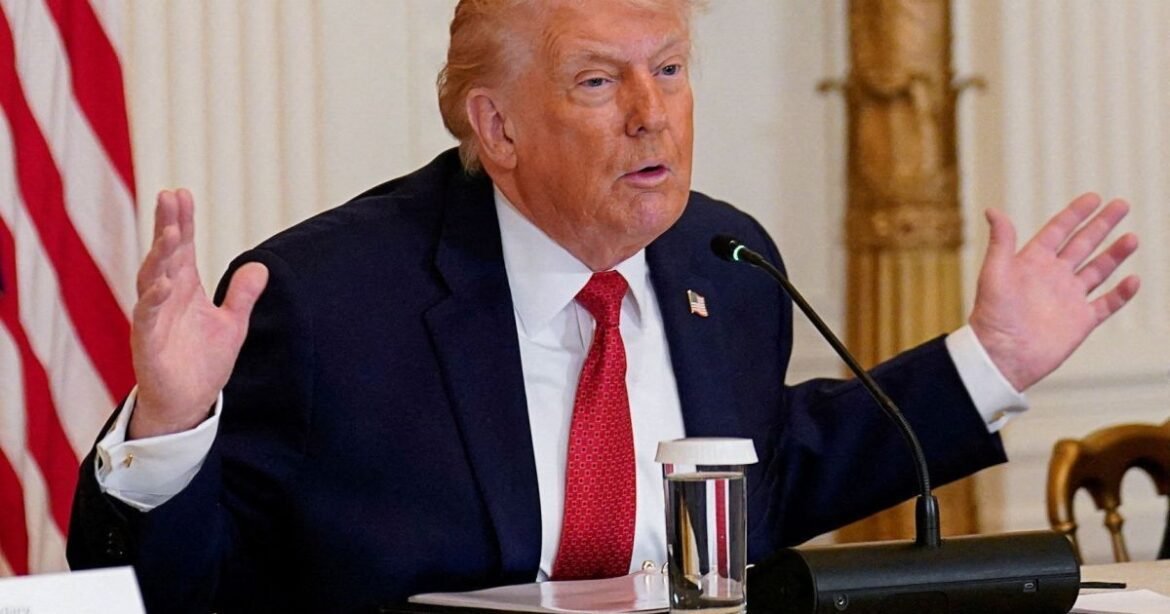 Trump estabelece nova taxa global de 10% após corte das tarifas.