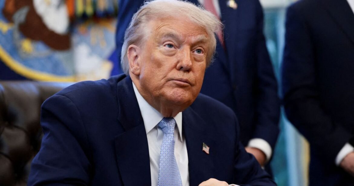 Trump pretende cancelar tarifas sobre aço e alumínio, conforme reportagem.