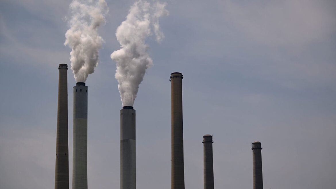 Trump revoga a determinação da EPA sobre os riscos das emissões de gases de efeito estufa.