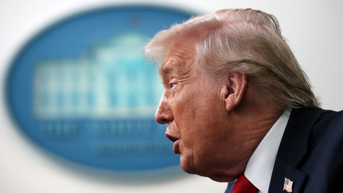 Trump se pronuncia após o Supremo Tribunal derrubar tarifas.