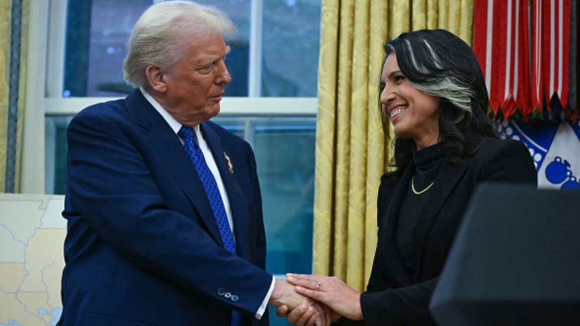 Warner convoca Gabbard para depor sobre operação da eleição na Georgia e chamada do FBI a Trump.