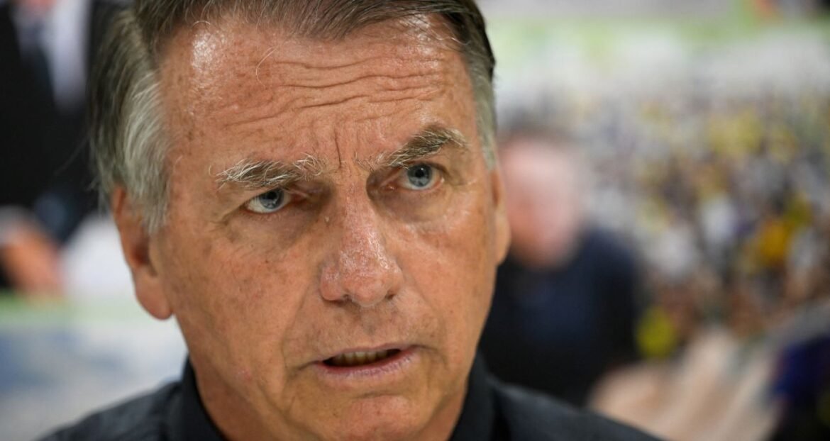Bolsonaro pode receber alta da UTI em 24 horas se continuar a se recuperar, segundo boletim médico.