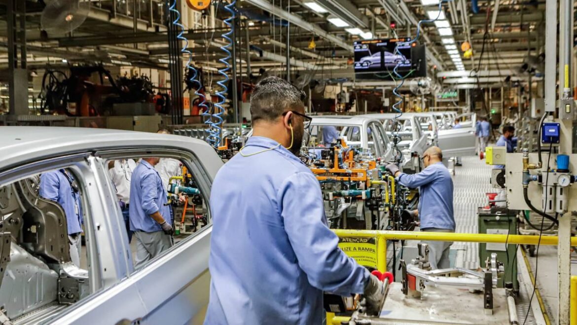 CNI revela que setor industrial diminui investimentos planejados para 2026.