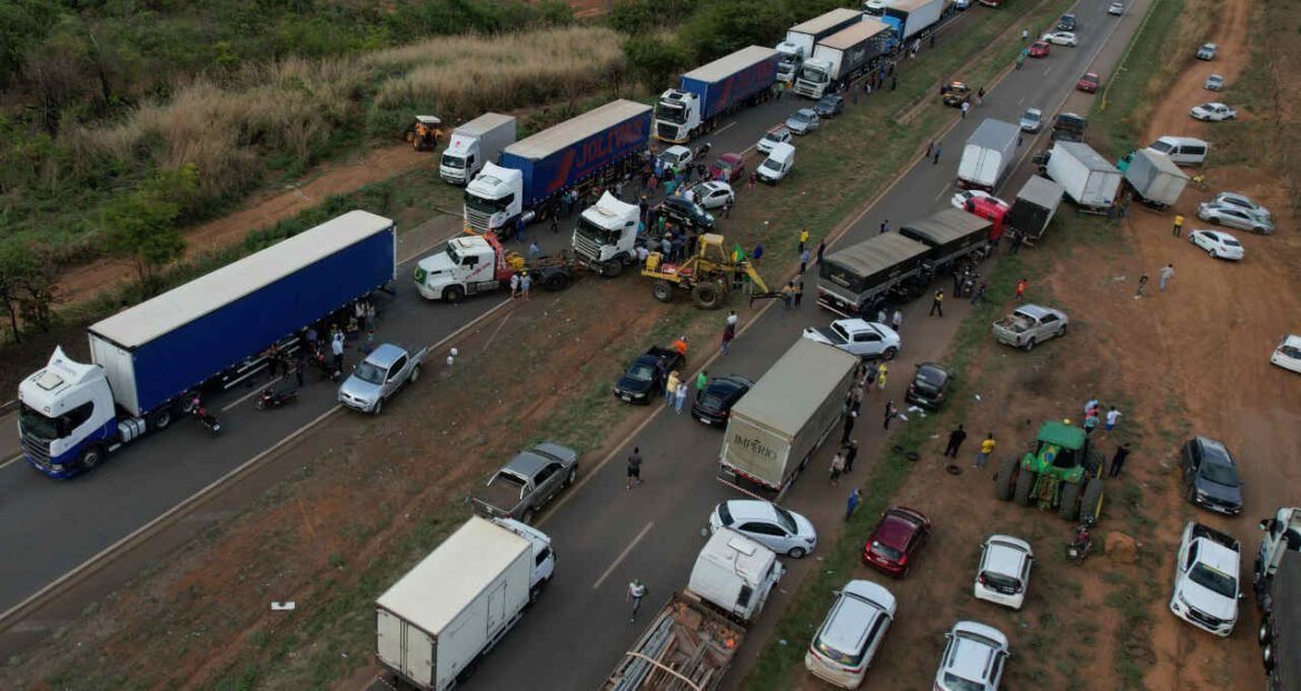 Caminhoneiros anunciam greve devido ao aumento do diesel e pressão sobre fretes; paralisação pode iniciar nesta quinta-feira.