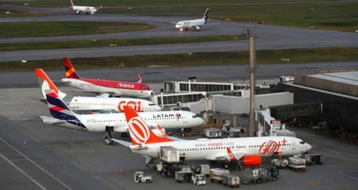 Companhias aéreas enfrentam dilema nas tarifas com o aumento do preço da gasolina afetando a demanda por viagens.