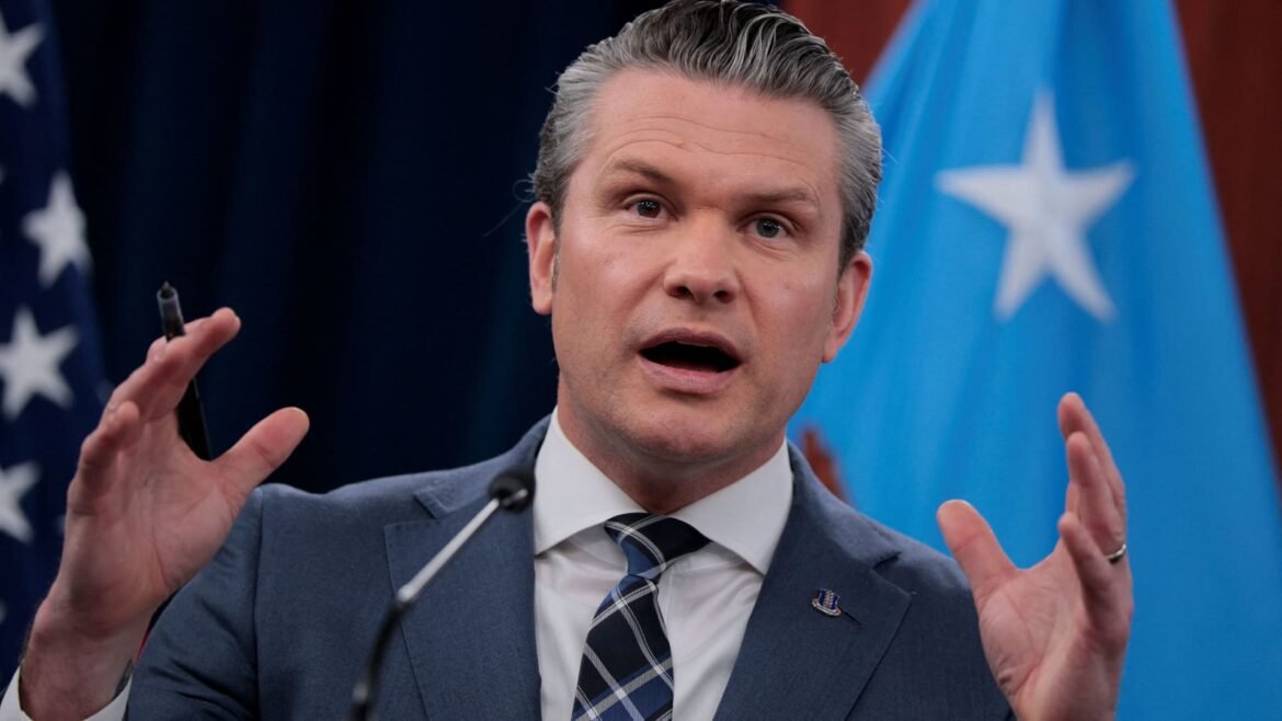 Corretor de Pete Hegseth tentou realizar investimentos em defesa antes da guerra com o Irã.