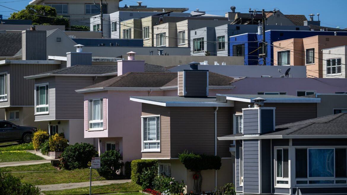 Demanda por hipotecas cai mais de 10% com taxas atingindo o maior nível desde outubro.