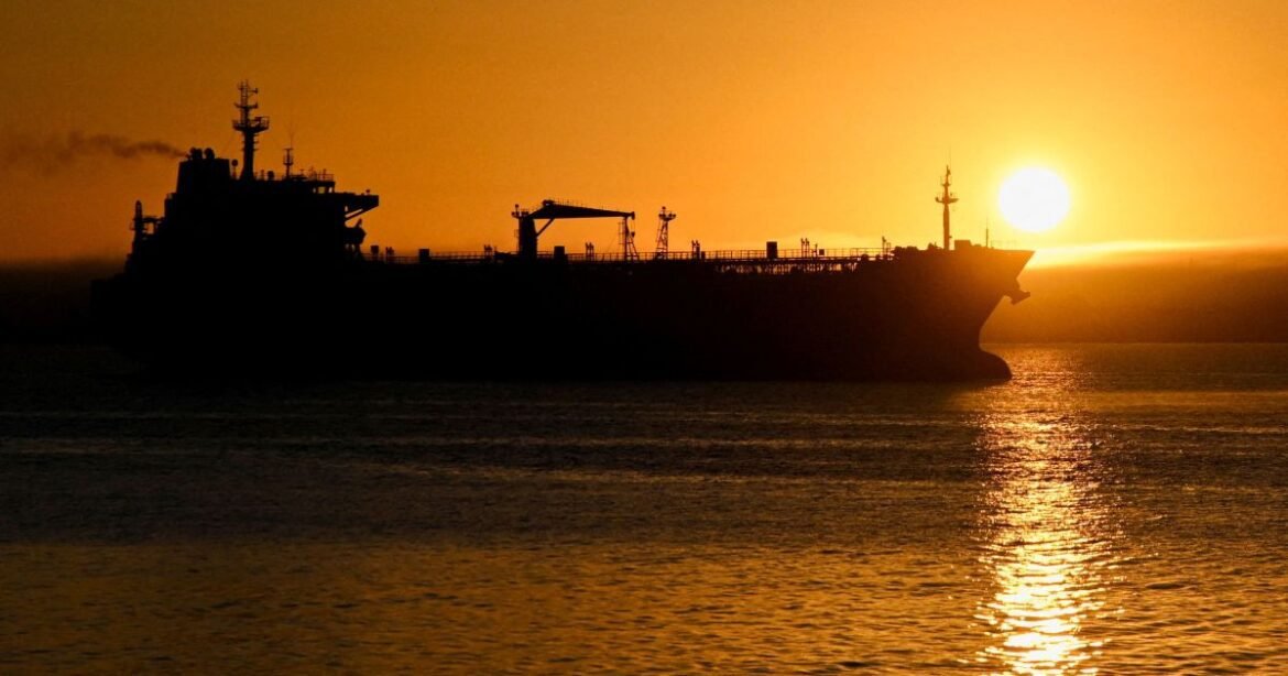 EUA podem suspender sanções sobre transporte de petróleo iraniano, afirma Bessent.