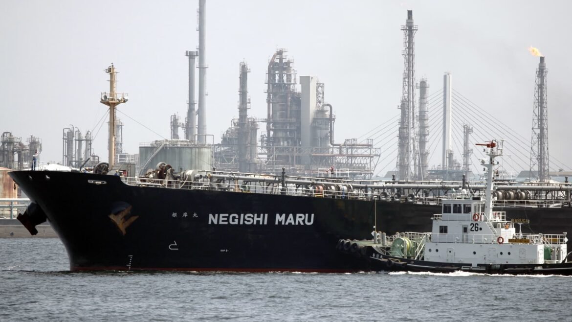 Exportações do Japão superam previsões com crescimento de 4,2% em fevereiro, mas envios para China e EUA caem.