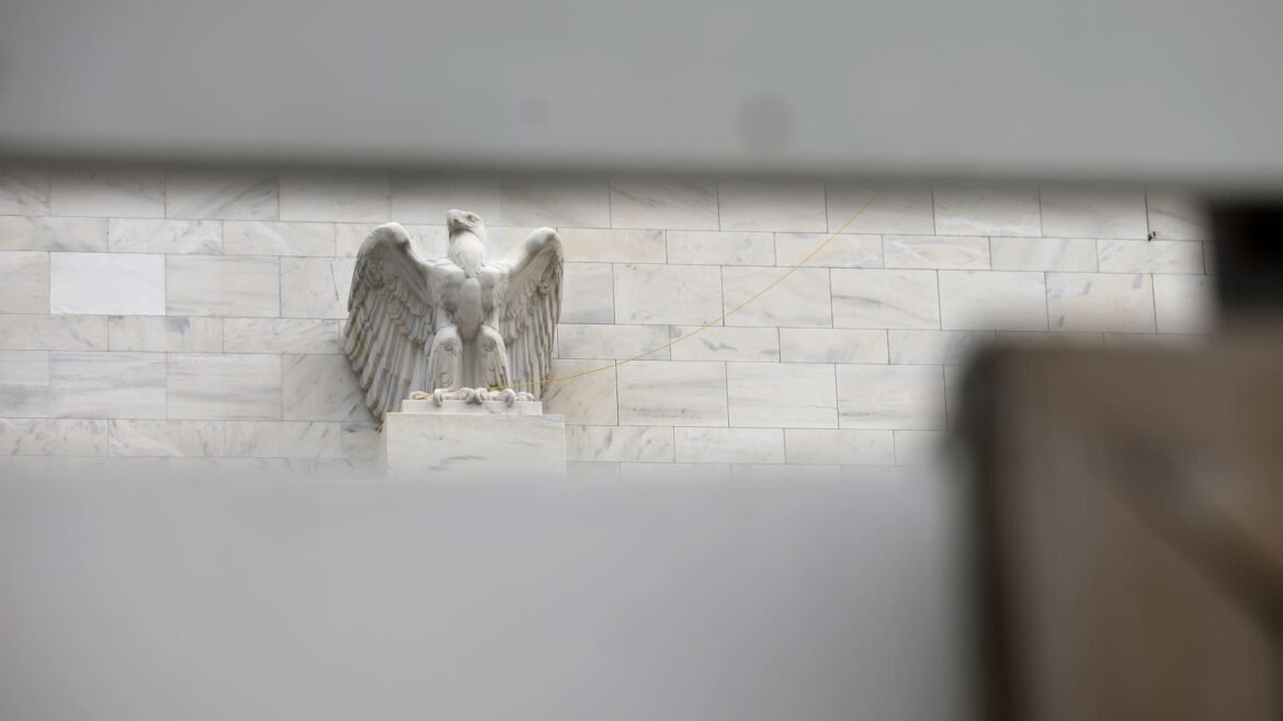 Fed ainda espera reduzir taxas este ano, apesar do aumento acentuado dos preços do petróleo.