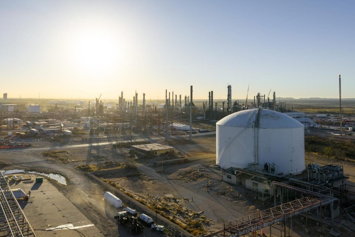 Futuros do Dow, S&P 500 e Nasdaq caem à medida que petróleo dispara em meio a tensões da guerra no Irã