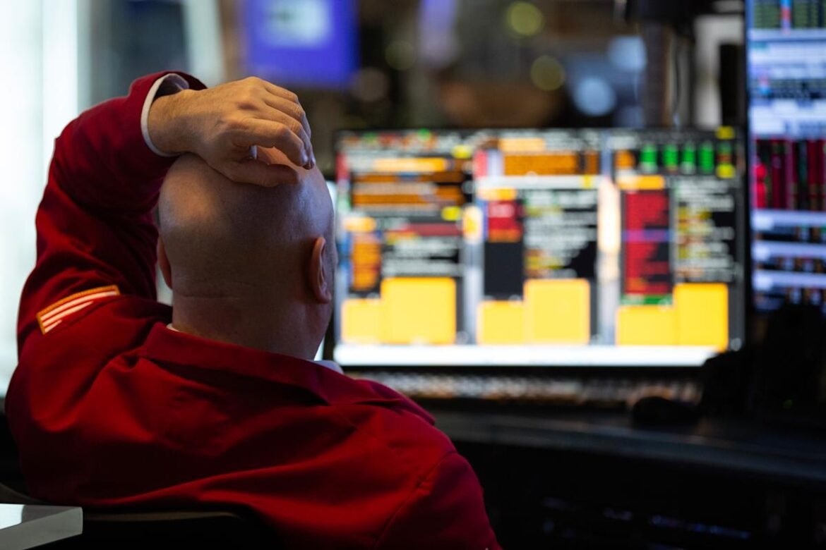Futuros do Dow, S&P 500 e Nasdaq caem após ações atingirem níveis mais baixos desde novembro.