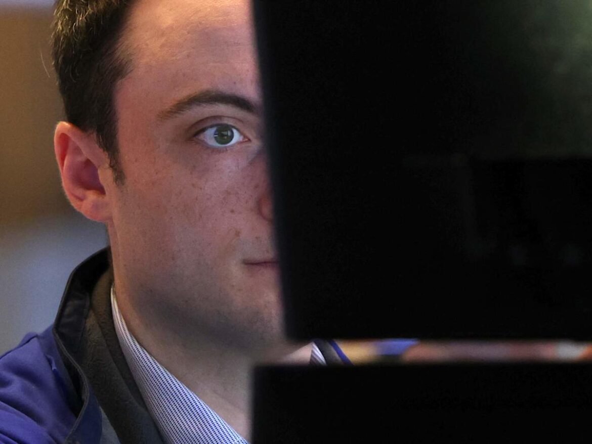Futuros do Dow, S&P 500 e Nasdaq caem em uma semana encurtada marcada por dados sobre emprego e incerteza em relação à guerra.
