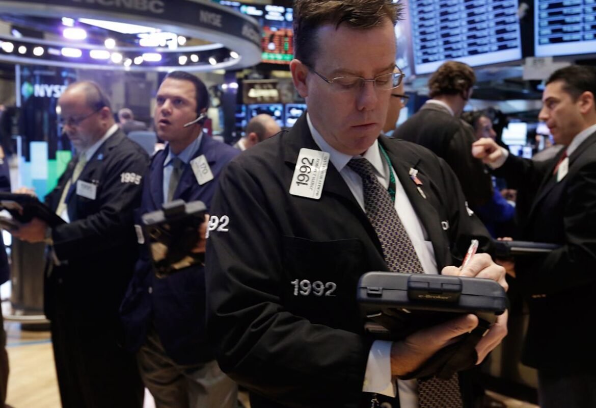 Futuros do Dow, S&P 500 e Nasdaq caem enquanto petróleo dispara após tensões no Irã e preocupações com a inflação afundam ações