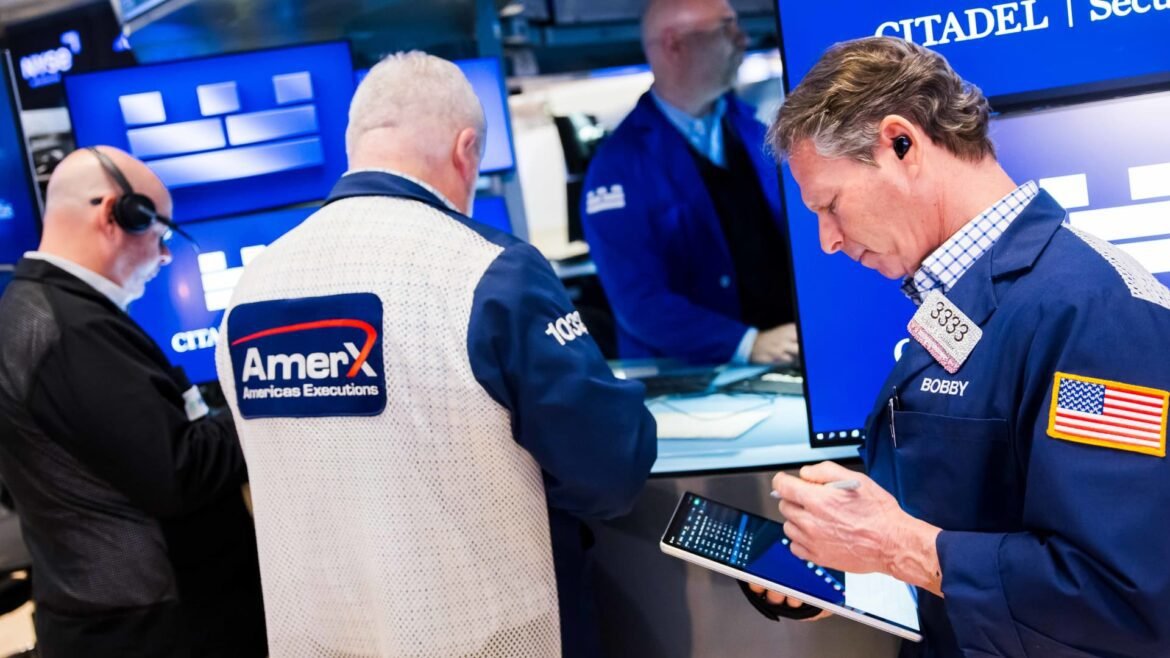 Goldman Sachs afirma que traders estão equivocados sobre as expectativas do Fed à medida que alta do petróleo intensifica temores de aumento nas taxas.
