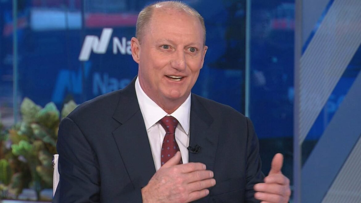 Greg Abel faz suas primeiras grandes movimentações como CEO da Berkshire Hathaway. É hora de voltar a investir?