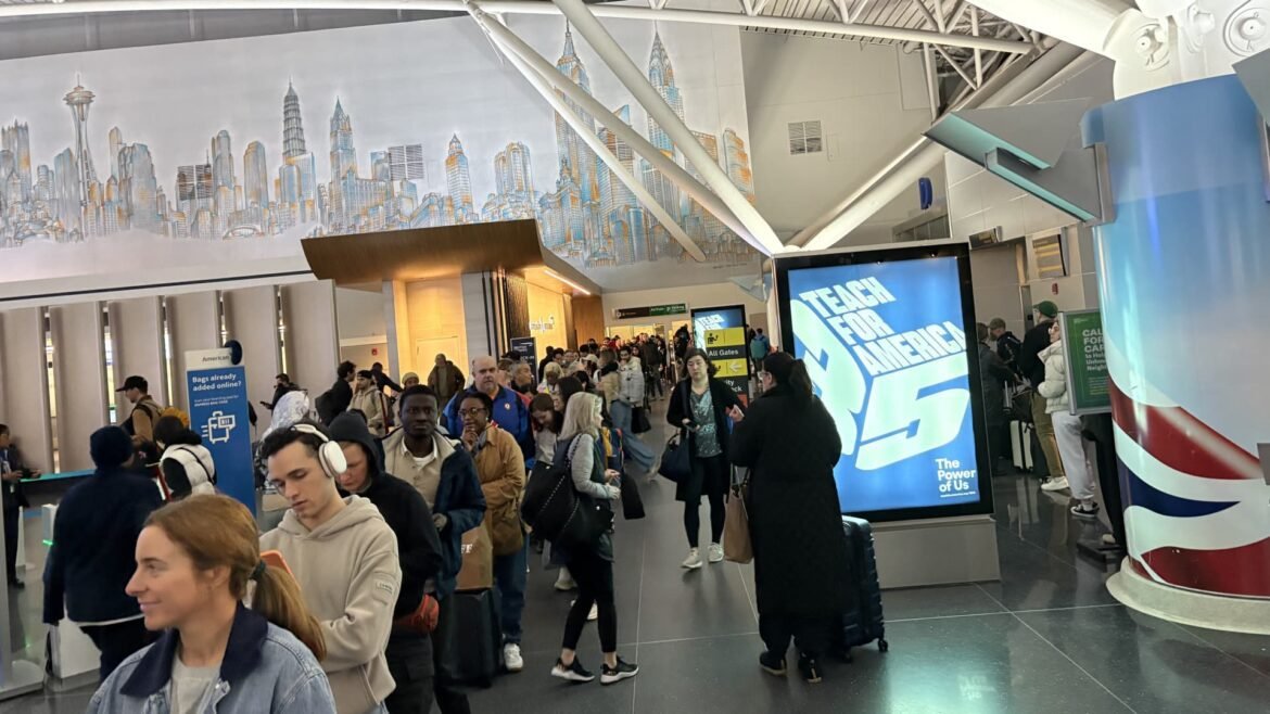 ICE é enviado a alguns aeroportos dos EUA devido à persistência de longas filas de segurança.