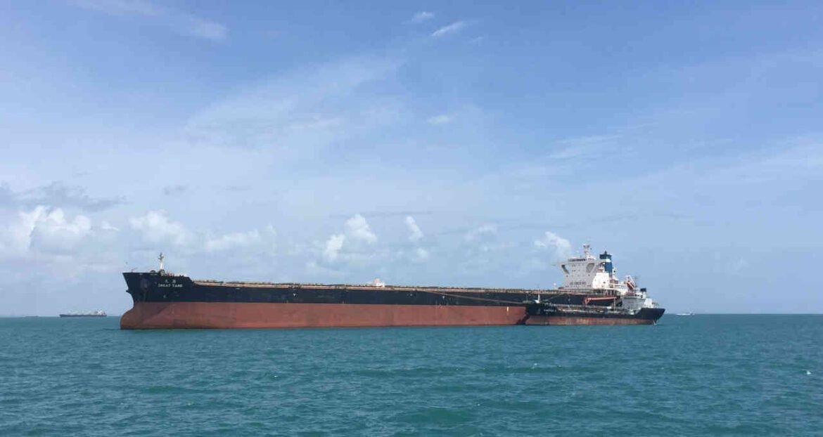 Irã fecha Estreito de Ormuz e ameaça incendiar navios que tentarem atravessar