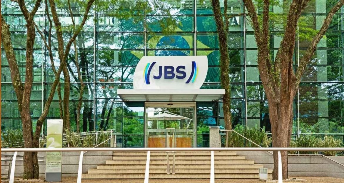 JBS (JBSS32) registra lucro líquido de US$ 415 milhões no 4T25 e divulga pagamento de dividendos.