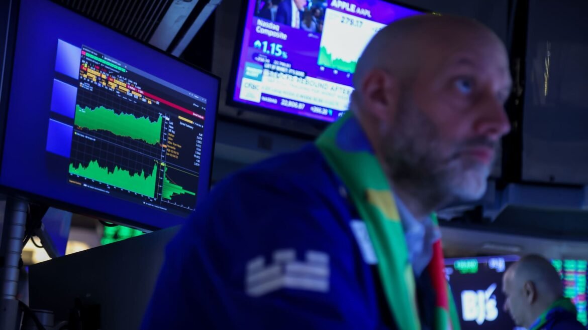 Jim Cramer identifica oportunidades no mercado instável de sexta-feira. Confira onde ele está focando.