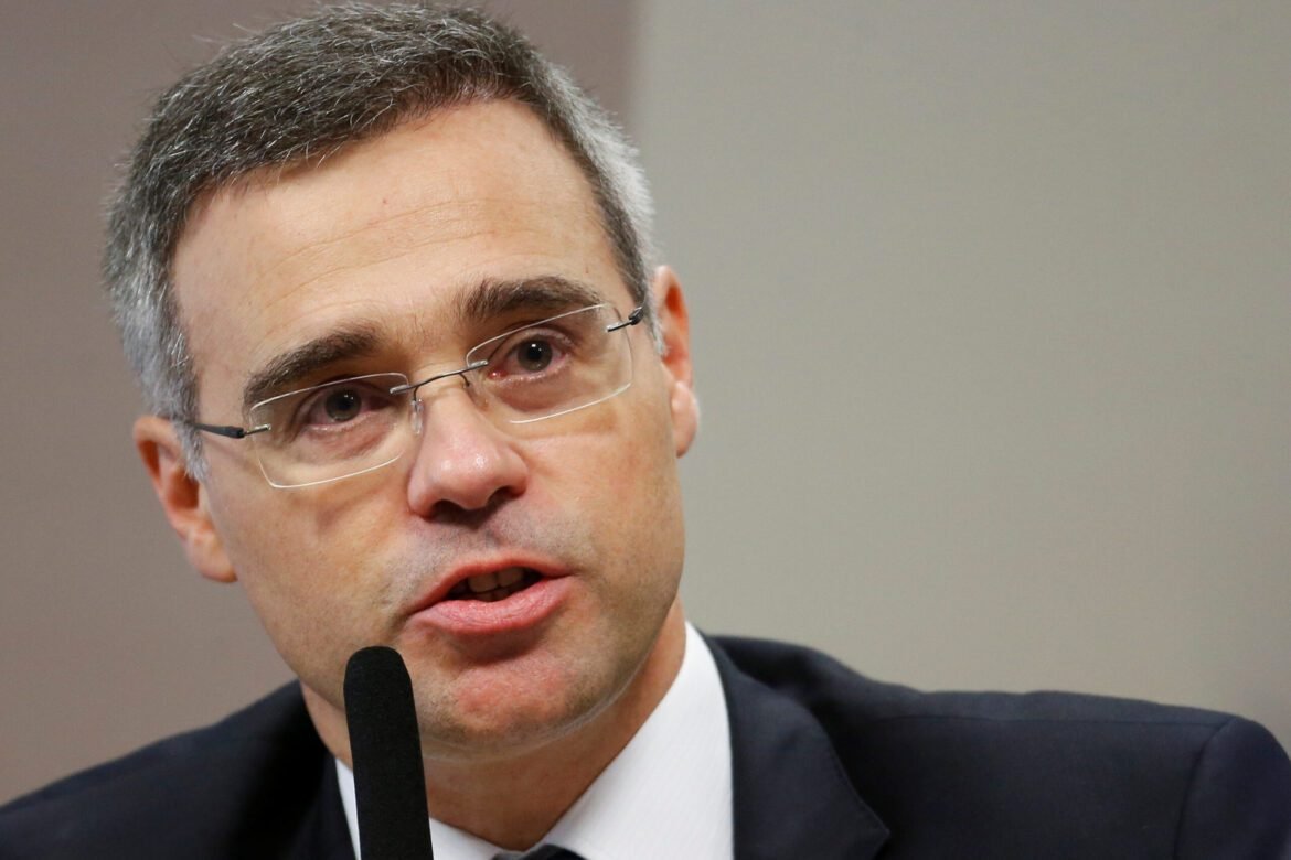 Mendonça articula maioria para sustentar prisão de Vorcaro durante debate sobre delação.