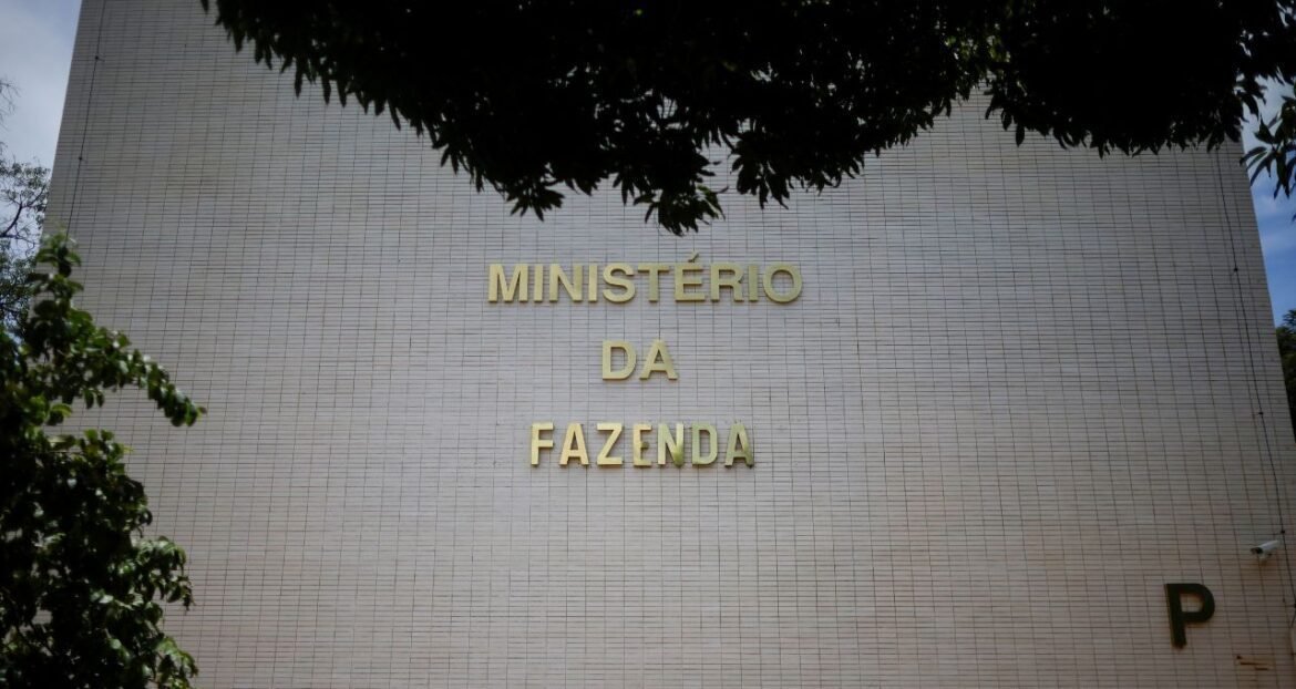 Ministério da Fazenda prevê que crescimento do PIB em 2026 se iguale ao do ano anterior.