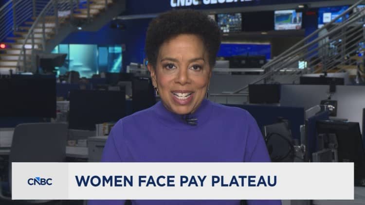 Mulheres sob pressão em uma economia em formato K, enquanto salários mais baixos e questões de acessibilidade reduzem o consumo