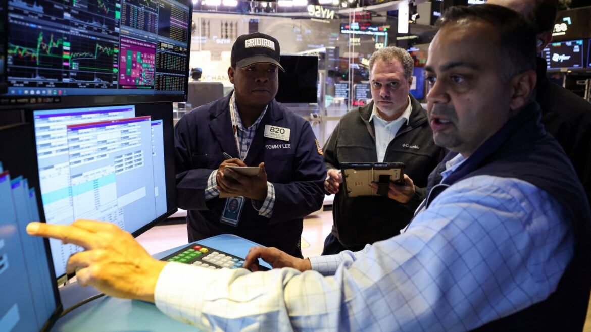 O conflito no Irã e o petróleo a $100 ainda não afastaram o pequeno investidor — por enquanto.