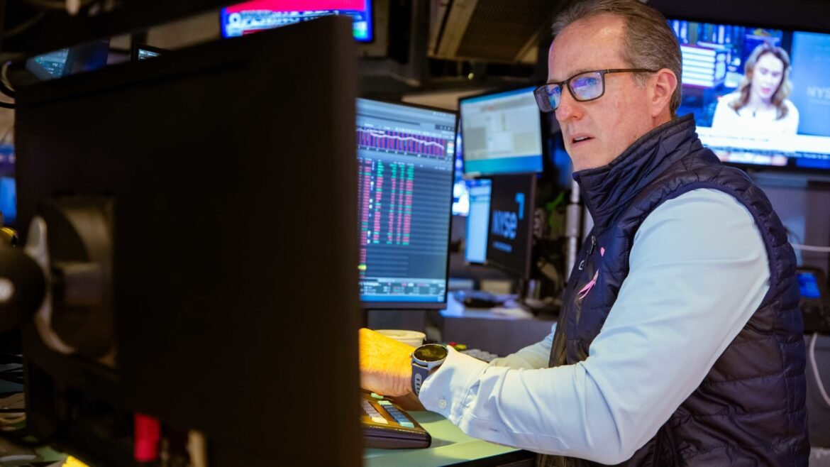 O petróleo ultrapassou os $100 em 2022: As melhores e piores ações para investir nesse período.