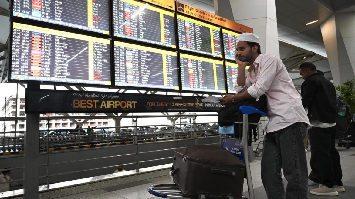 O primeiro voo da Emirates de Dubai decola.