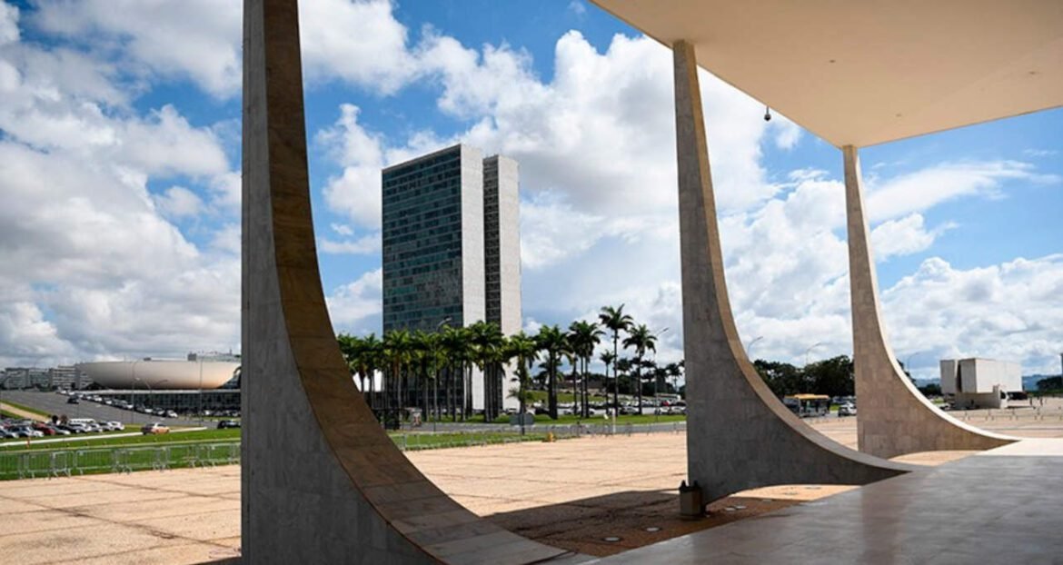 Para quase metade dos brasileiros, STF e Congresso estão 'completamente envolvidos' no caso Master, revela AtlasIntel.