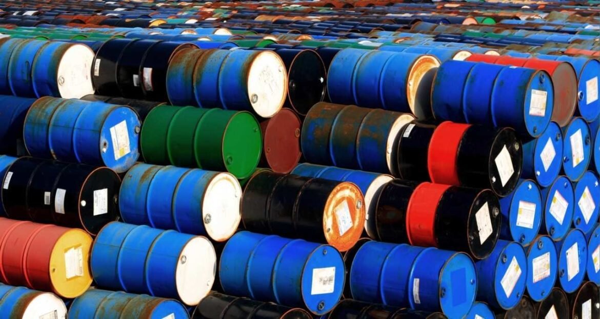 Petróleo pode ultrapassar máximos históricos de 2008; Goldman Sachs revisa previsões para 2026.